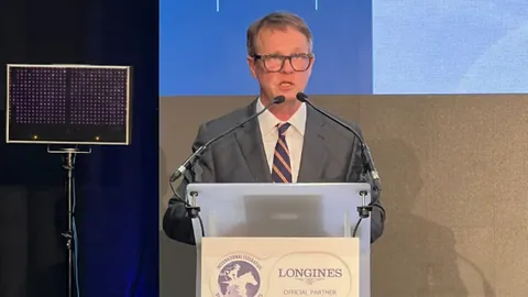 香港杯赛事惊现观众横幅抗议，冲入跑道引发关注